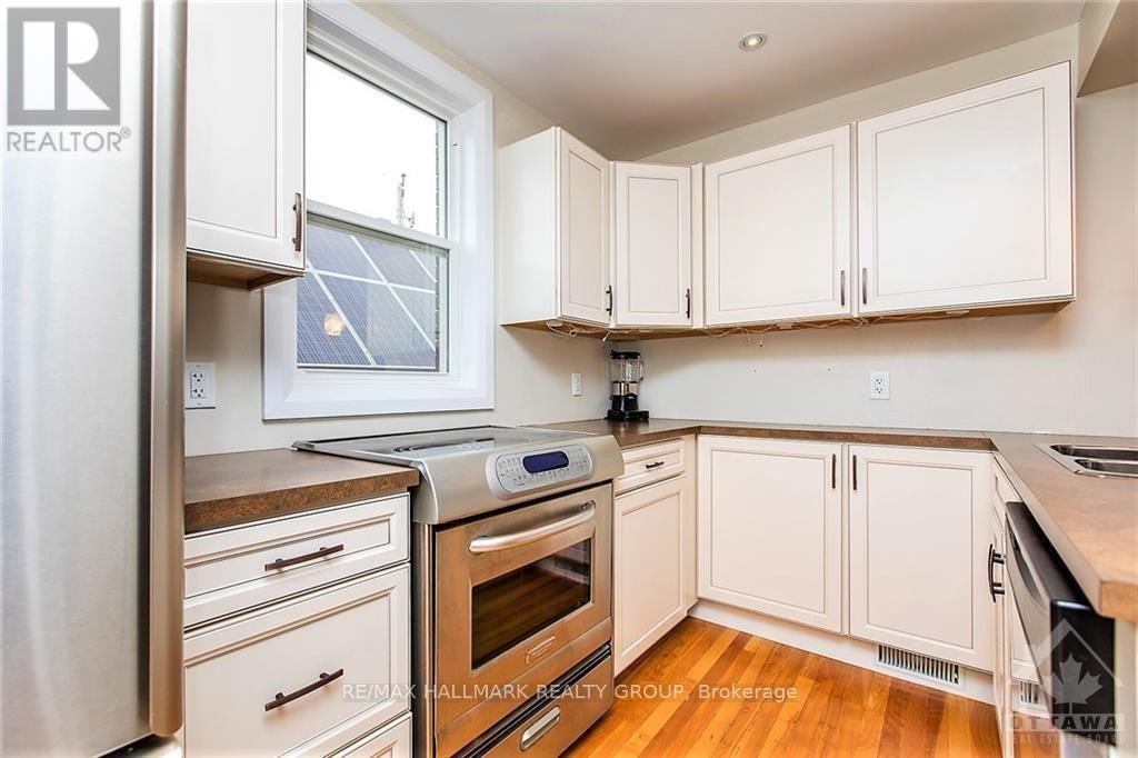 9 1/2 Ella Street, Ottawa, ON - Indoor Photo Showing Kitchen