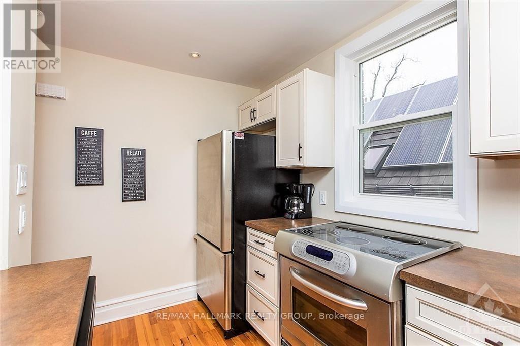 9 1/2 Ella Street, Ottawa, ON - Indoor Photo Showing Kitchen
