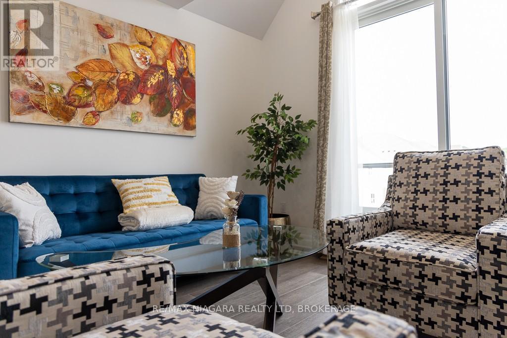 Upper - 7416 Parkside Road, Niagara Falls (Brown), ON - Indoor Photo Showing Living Room