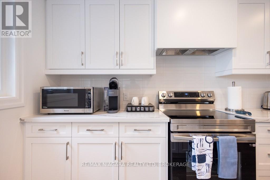 Upper - 7416 Parkside Road, Niagara Falls (Brown), ON - Indoor Photo Showing Kitchen