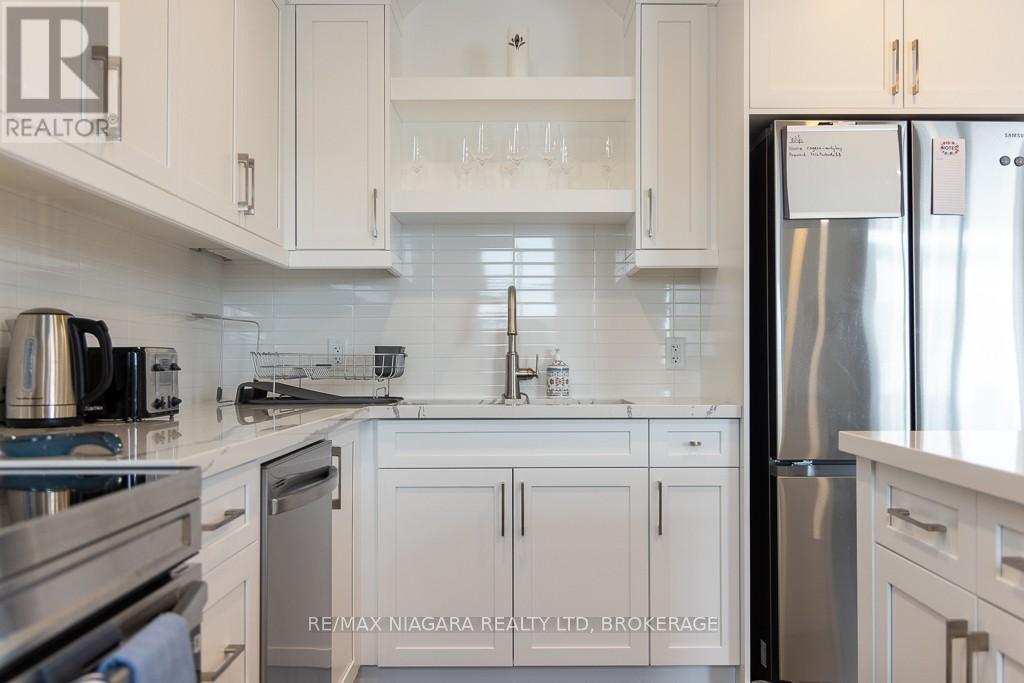 Upper - 7416 Parkside Road, Niagara Falls (Brown), ON - Indoor Photo Showing Kitchen With Upgraded Kitchen