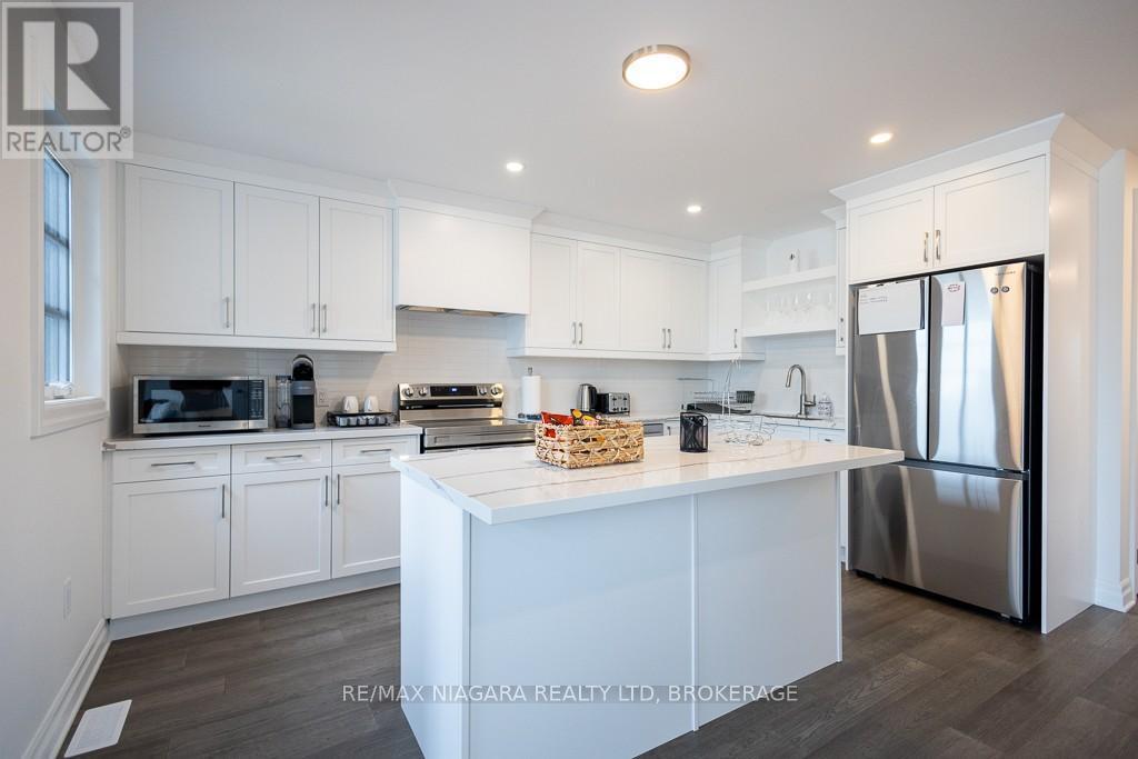 Upper - 7416 Parkside Road, Niagara Falls (Brown), ON - Indoor Photo Showing Kitchen With Upgraded Kitchen