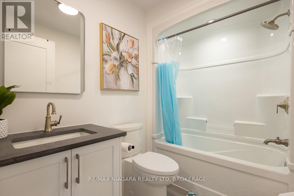 Upper - 7416 Parkside Road, Niagara Falls (Brown), ON - Indoor Photo Showing Bathroom