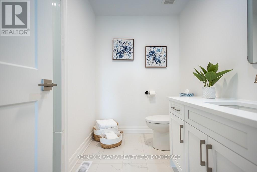 Upper - 7416 Parkside Road, Niagara Falls (Brown), ON - Indoor Photo Showing Bathroom