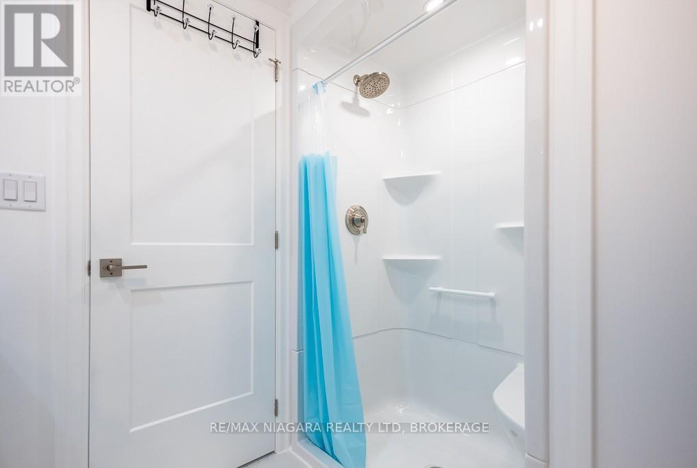 Upper - 7416 Parkside Road, Niagara Falls (Brown), ON - Indoor Photo Showing Bathroom