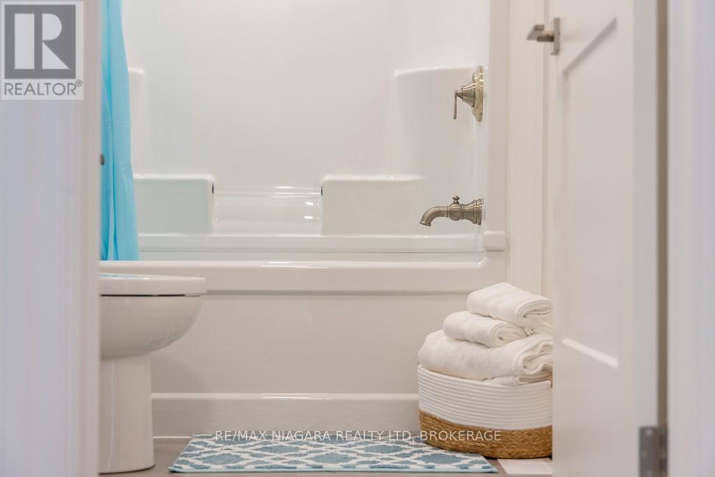 Upper - 7416 Parkside Road, Niagara Falls (Brown), ON - Indoor Photo Showing Bathroom