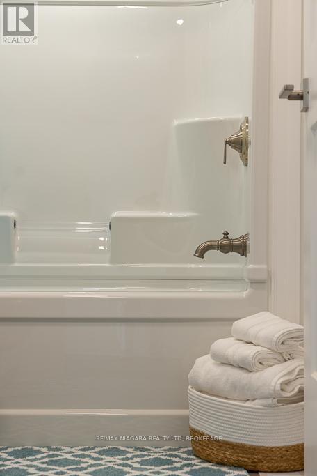 Upper - 7416 Parkside Road, Niagara Falls (Brown), ON - Indoor Photo Showing Bathroom