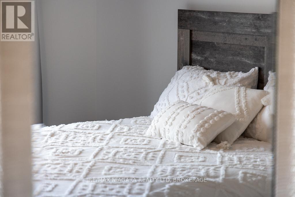 Upper - 7416 Parkside Road, Niagara Falls (Brown), ON - Indoor Photo Showing Bedroom