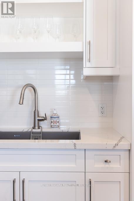 Upper - 7416 Parkside Road, Niagara Falls (Brown), ON - Indoor Photo Showing Kitchen With Upgraded Kitchen
