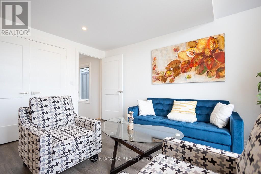 Upper - 7416 Parkside Road, Niagara Falls (Brown), ON - Indoor Photo Showing Living Room