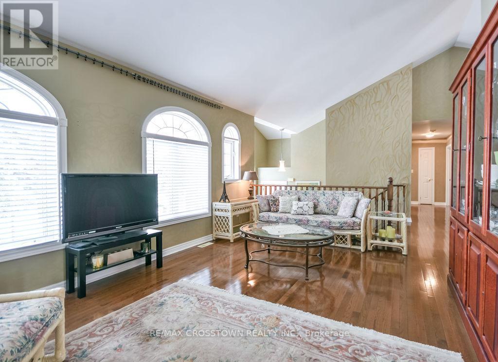 25 Cunningham Drive, Essa, ON - Indoor Photo Showing Living Room