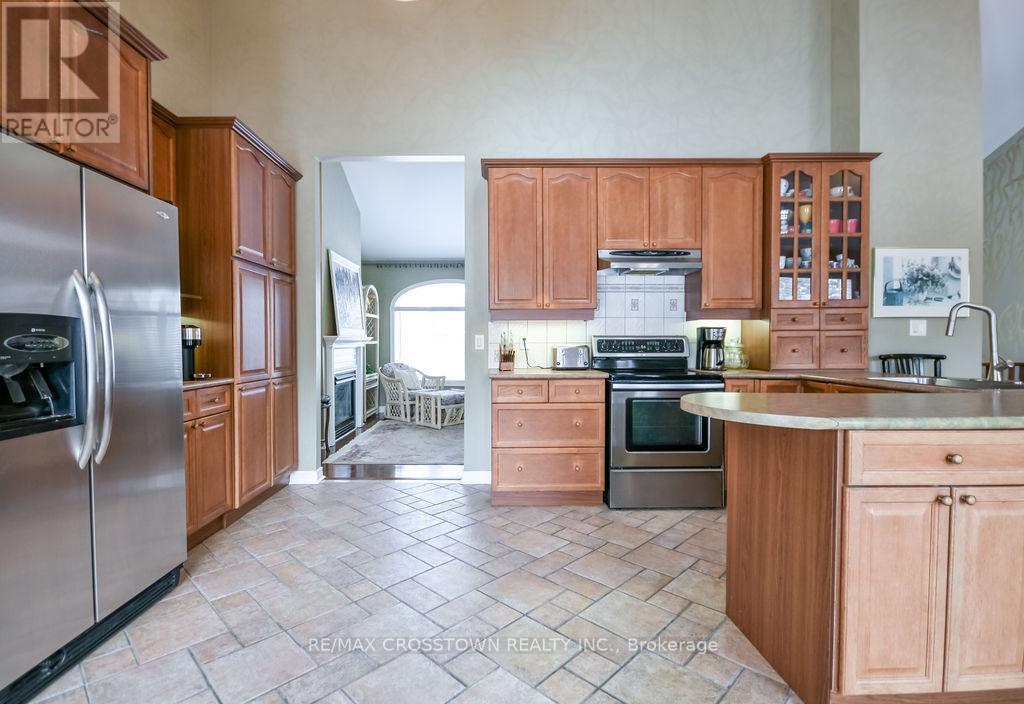 25 Cunningham Drive, Essa, ON - Indoor Photo Showing Kitchen