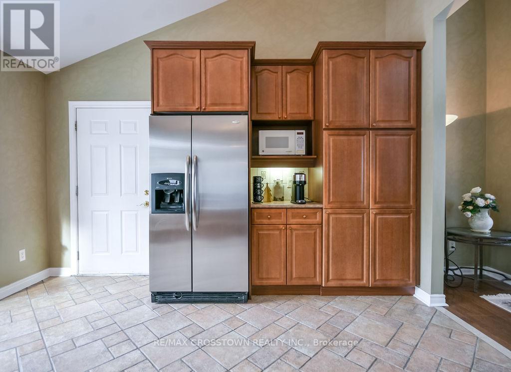 25 Cunningham Drive, Essa, ON - Indoor Photo Showing Kitchen
