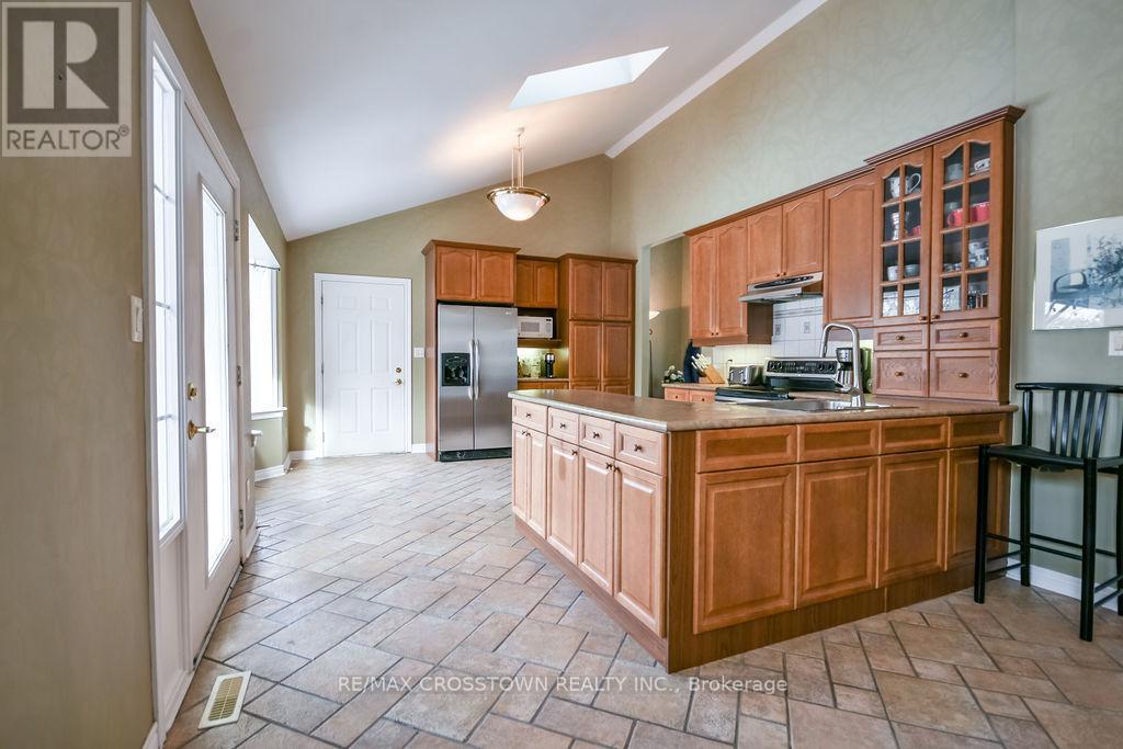 25 Cunningham Drive, Essa, ON - Indoor Photo Showing Kitchen