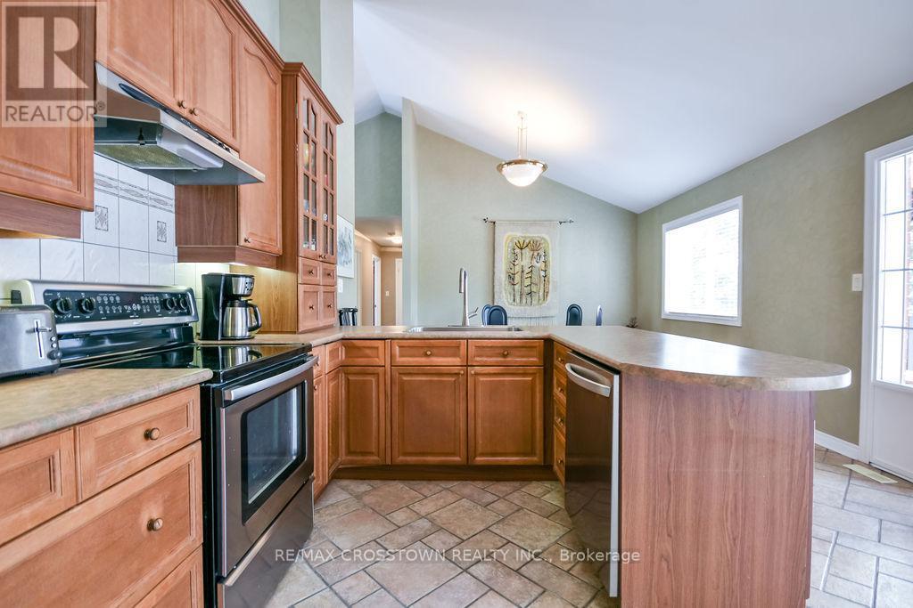 25 Cunningham Drive, Essa, ON - Indoor Photo Showing Kitchen