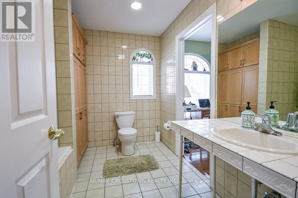 25 Cunningham Drive, Essa, ON - Indoor Photo Showing Bathroom