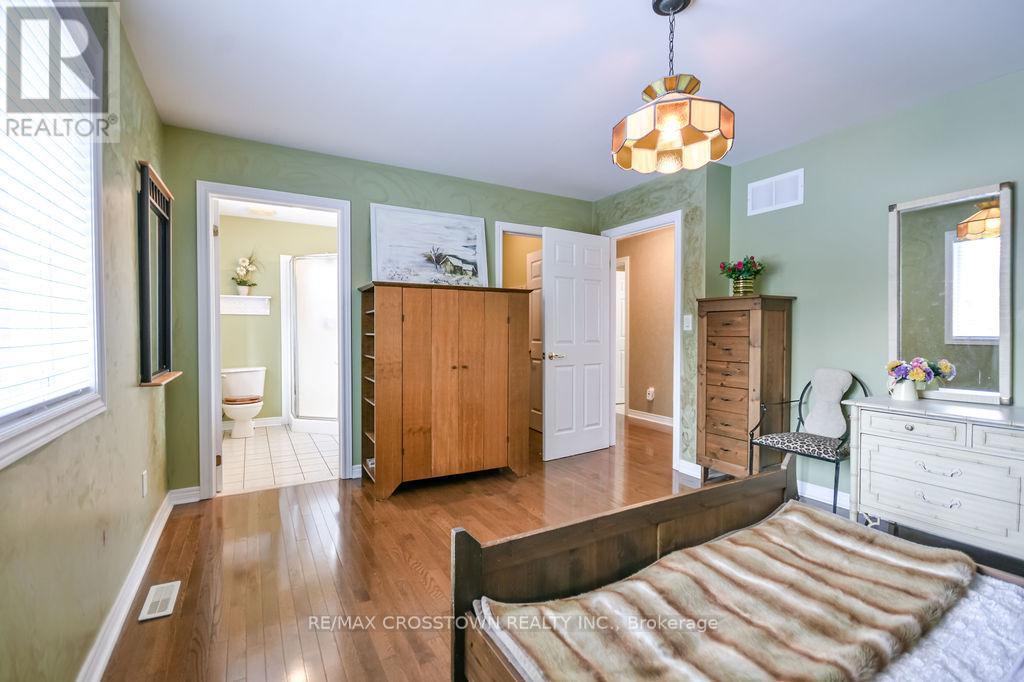 25 Cunningham Drive, Essa, ON - Indoor Photo Showing Bedroom