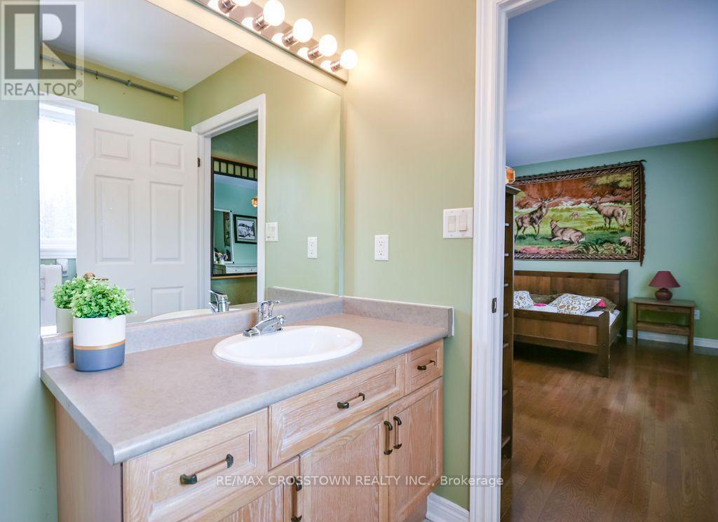 25 Cunningham Drive, Essa, ON - Indoor Photo Showing Bathroom