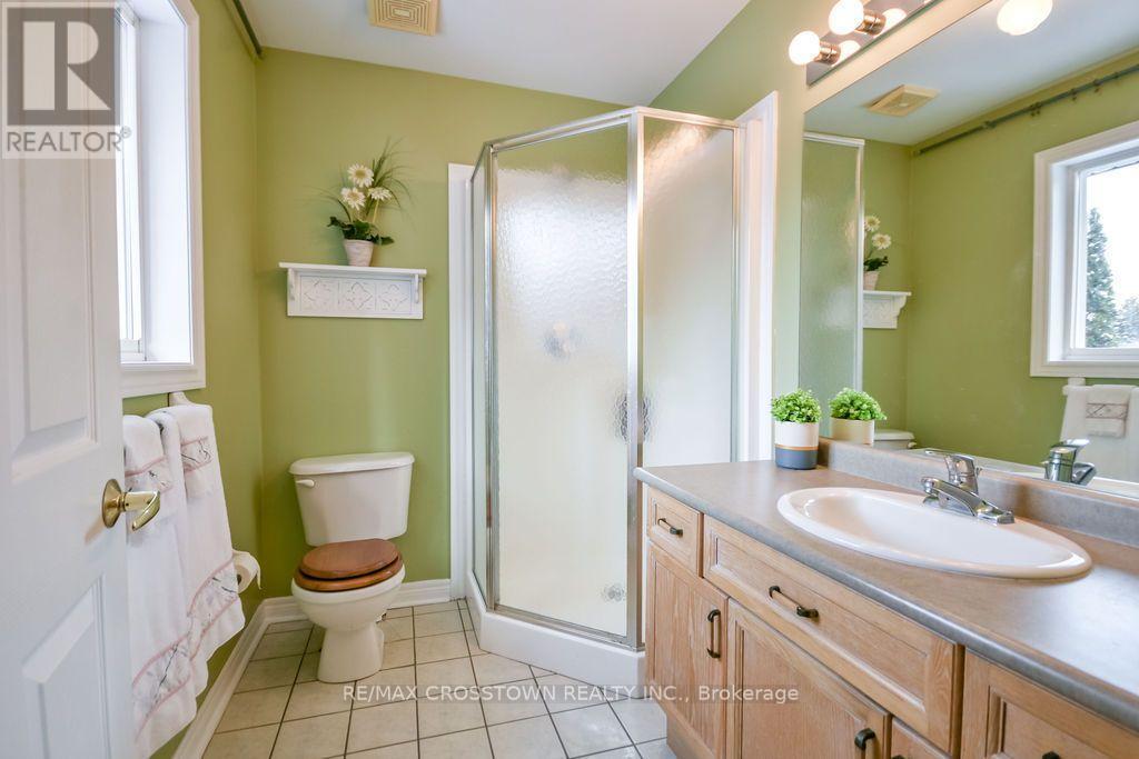 25 Cunningham Drive, Essa, ON - Indoor Photo Showing Bathroom