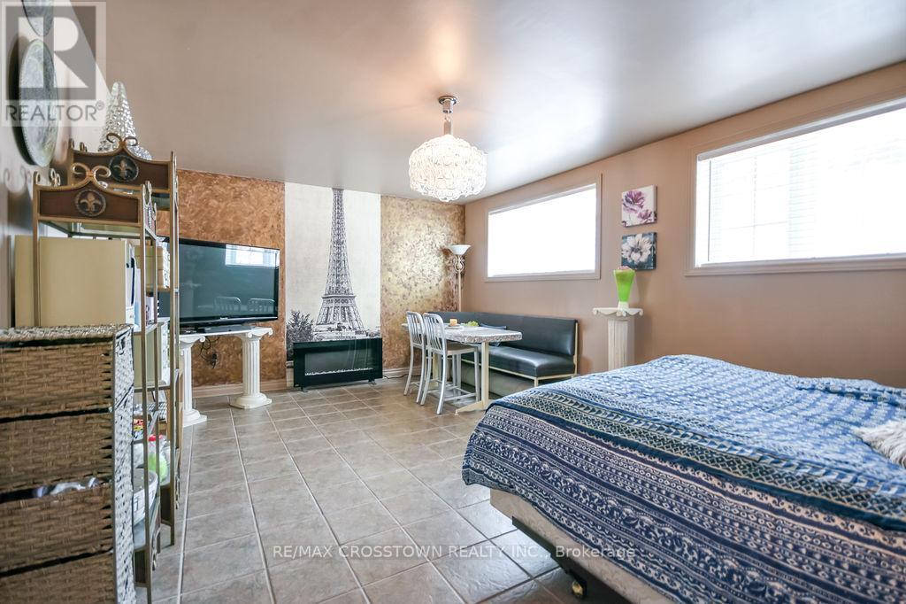 25 Cunningham Drive, Essa, ON - Indoor Photo Showing Bedroom