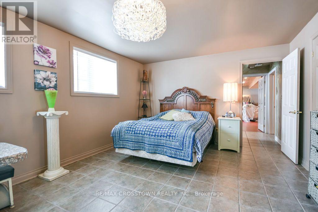 25 Cunningham Drive, Essa, ON - Indoor Photo Showing Bedroom
