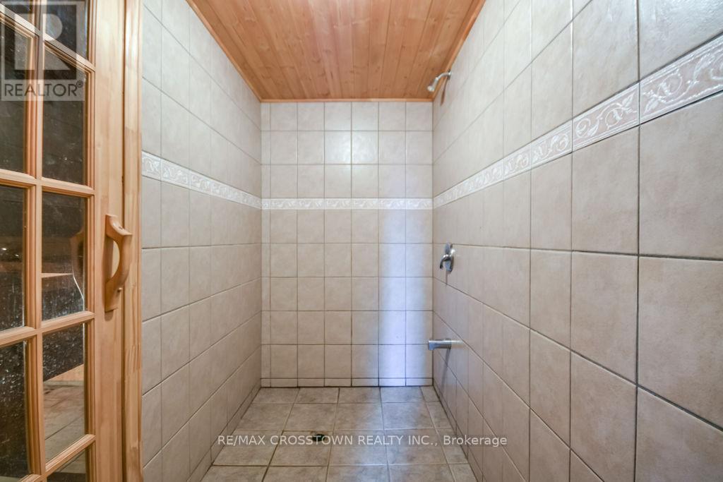25 Cunningham Drive, Essa, ON - Indoor Photo Showing Bathroom