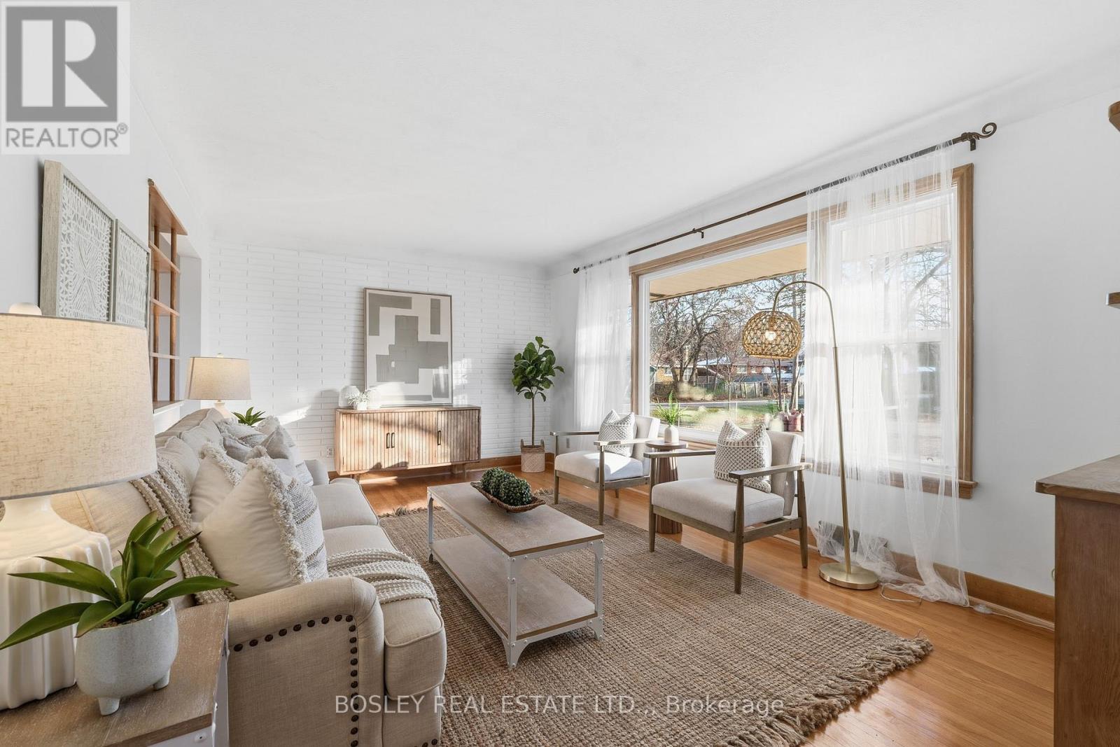 33 Tamarack Avenue, St. Catharines (Bunting/Linwell), ON - Indoor Photo Showing Living Room