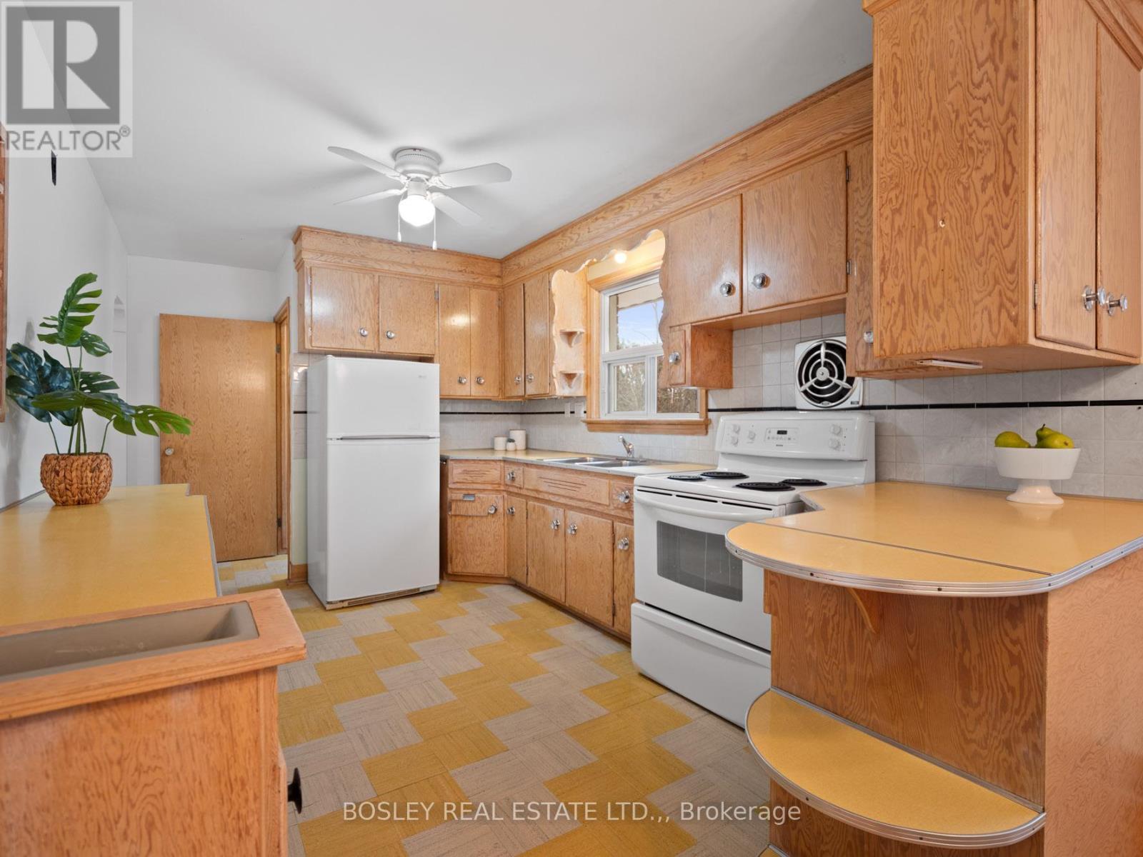 33 Tamarack Avenue, St. Catharines (Bunting/Linwell), ON - Indoor Photo Showing Kitchen