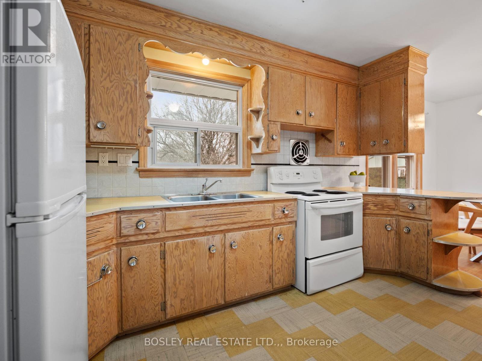 33 Tamarack Avenue, St. Catharines (Bunting/Linwell), ON - Indoor Photo Showing Kitchen With Double Sink