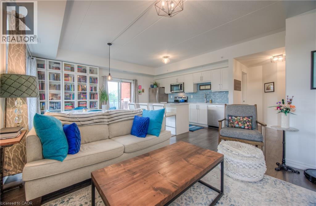 195 Commonwealth Street Unit# 213, Kitchener, ON - Indoor Photo Showing Living Room