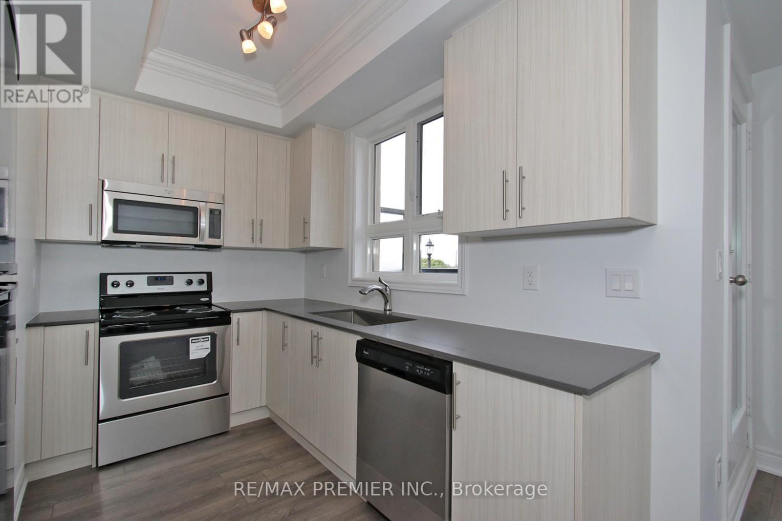 17 - 125 Kayla Crescent, Vaughan, ON - Indoor Photo Showing Kitchen With Stainless Steel Kitchen