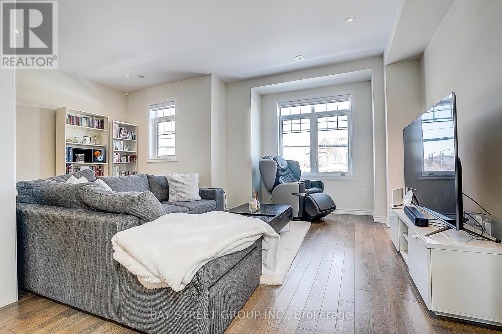 10943 Victoria Square Boulevard, Markham, ON - Indoor Photo Showing Living Room