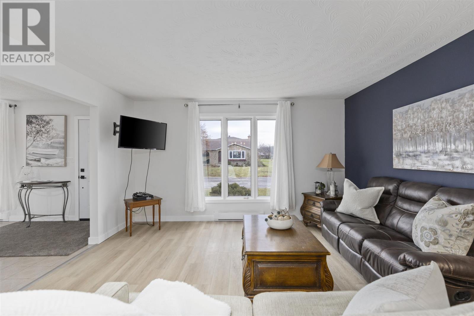 3 Charlotte Dr, Sault Ste. Marie, ON - Indoor Photo Showing Living Room