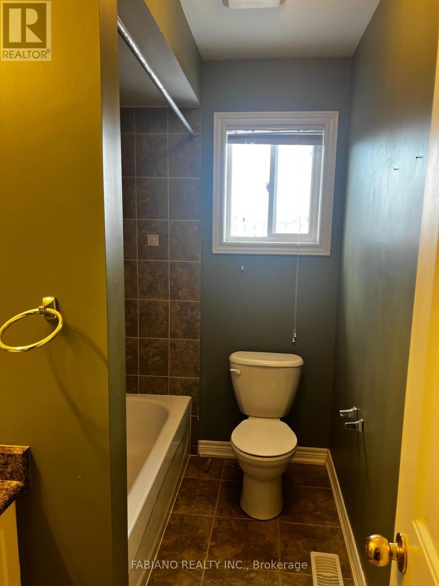 9 Admiral Crescent, Essa, ON - Indoor Photo Showing Bathroom