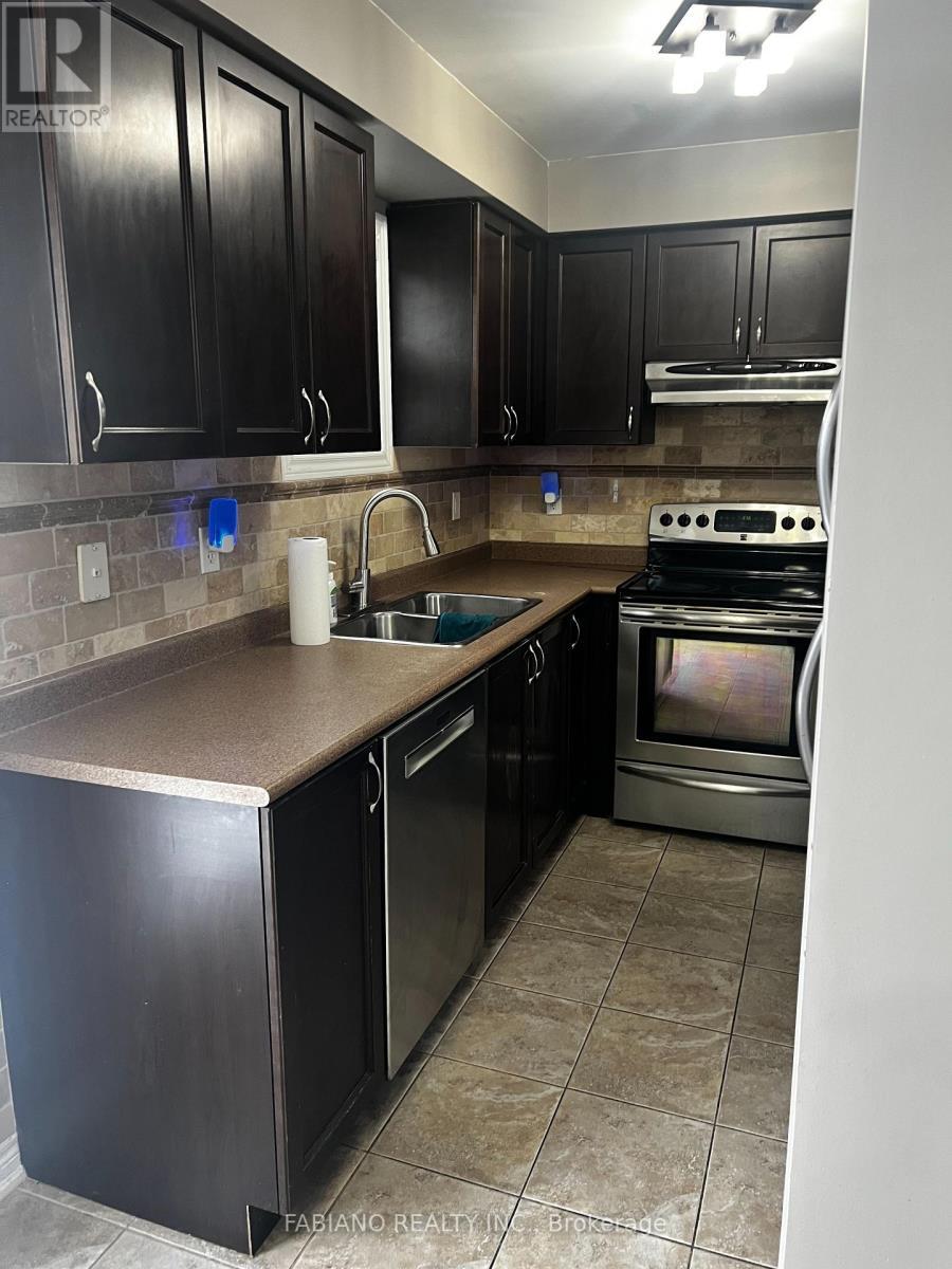 9 Admiral Crescent, Essa, ON - Indoor Photo Showing Kitchen With Double Sink