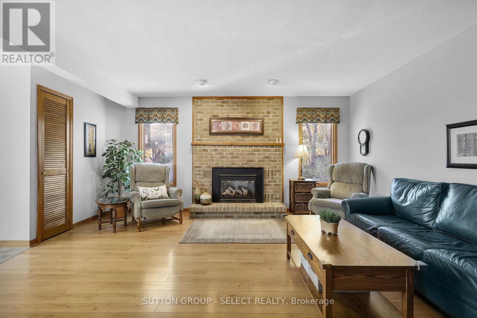 53 Graydon Street, London East (East N), ON - Indoor Photo Showing Living Room With Fireplace