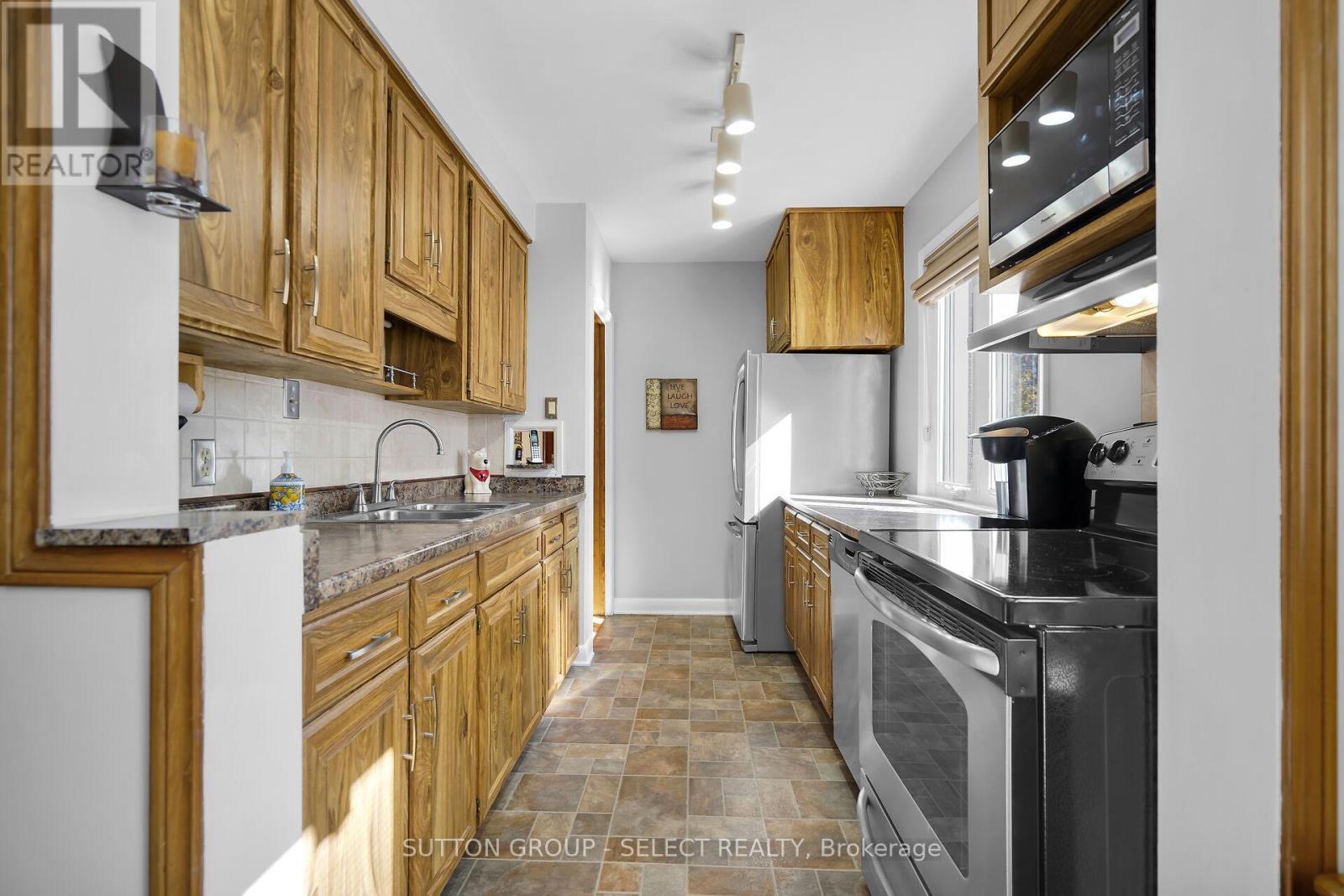 53 Graydon Street, London East (East N), ON - Indoor Photo Showing Kitchen With Double Sink