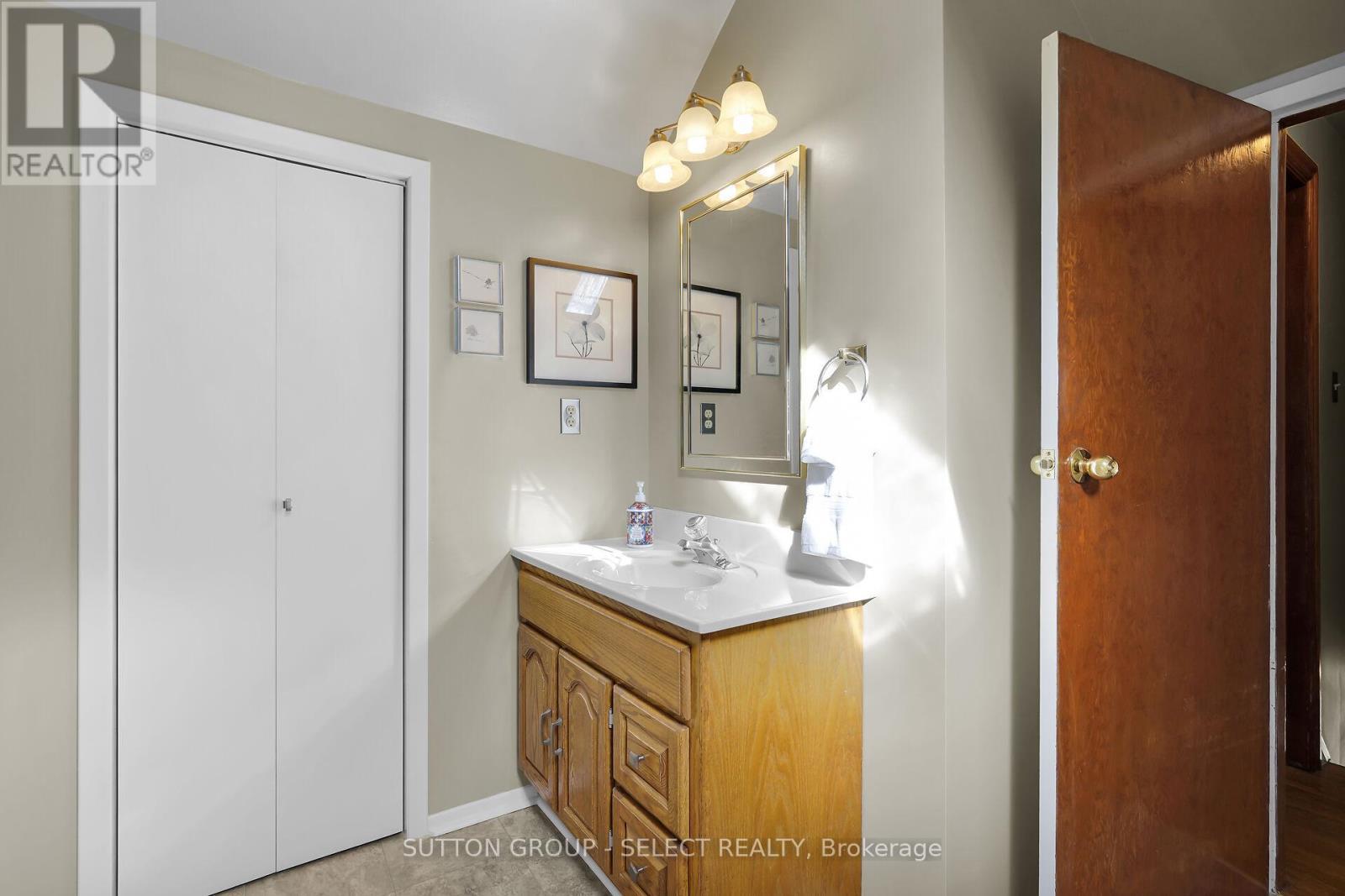 53 Graydon Street, London East (East N), ON - Indoor Photo Showing Bathroom