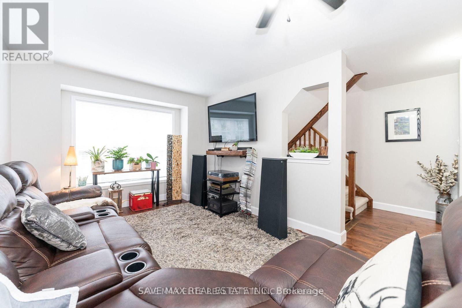89 Seed House Lane, Halton Hills, ON - Indoor Photo Showing Living Room