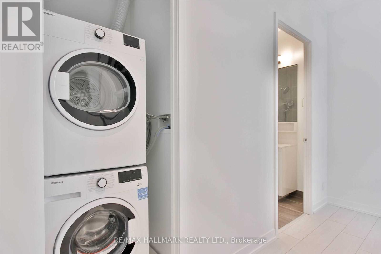 1206 - 5 Buttermill Avenue, Vaughan, ON - Indoor Photo Showing Laundry Room