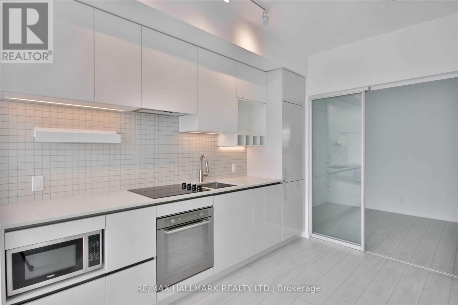 1206 - 5 Buttermill Avenue, Vaughan, ON - Indoor Photo Showing Kitchen With Upgraded Kitchen