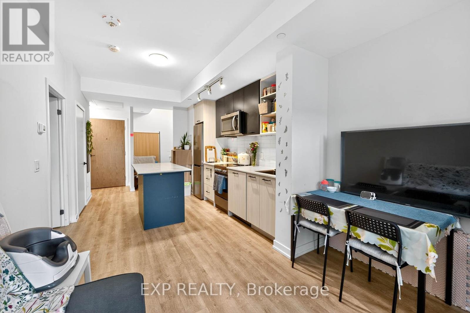 813 - 2300 St Clair Avenue W, Toronto, ON - Indoor Photo Showing Kitchen