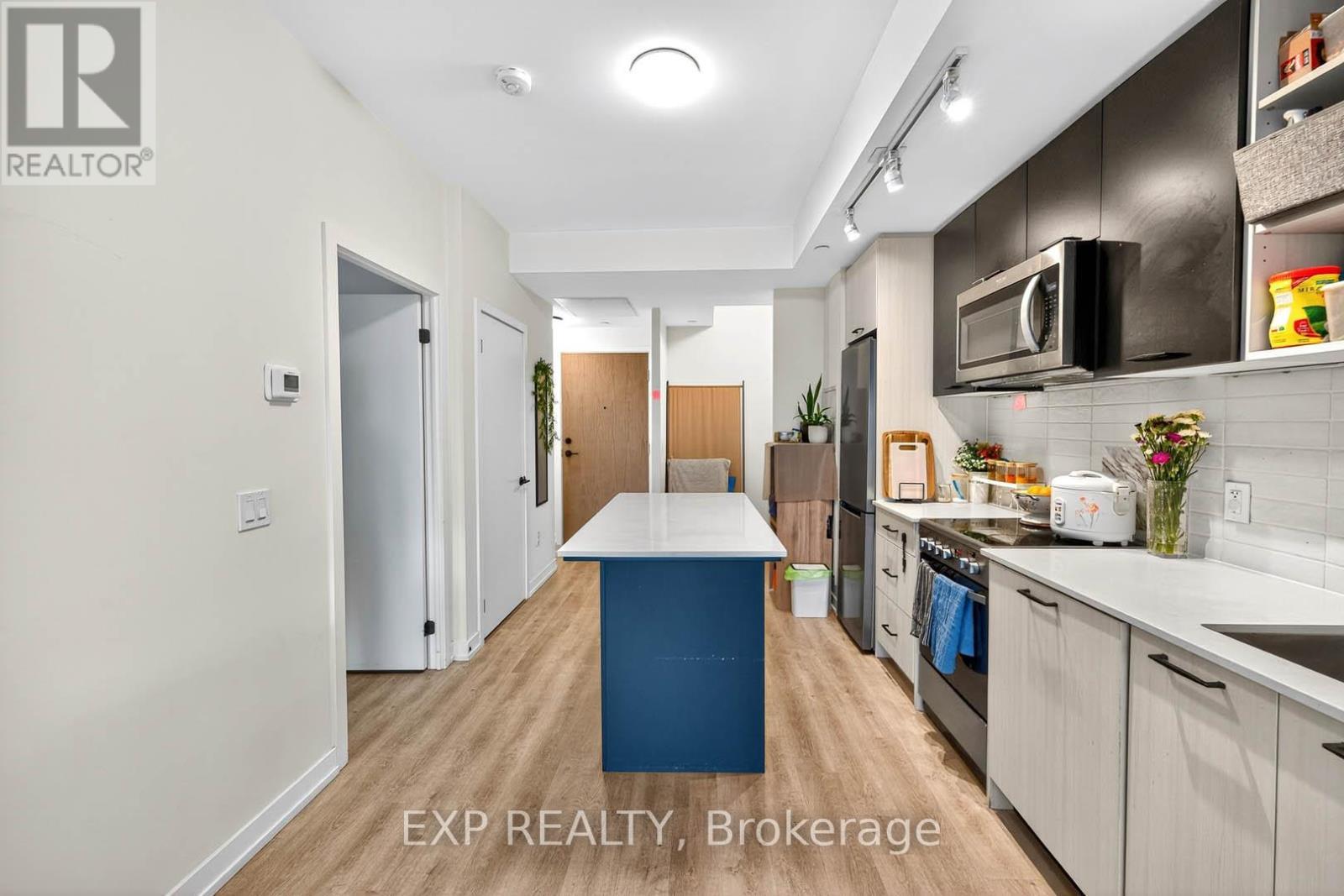 813 - 2300 St Clair Avenue W, Toronto, ON - Indoor Photo Showing Kitchen With Upgraded Kitchen