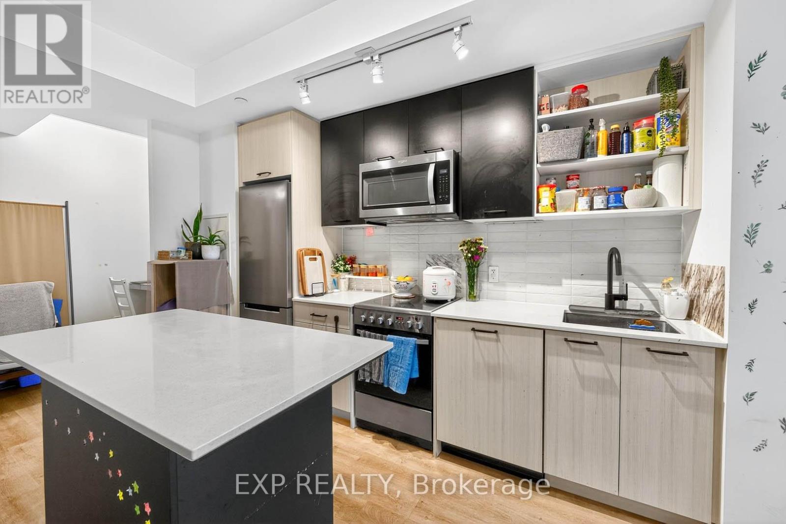 813 - 2300 St Clair Avenue W, Toronto, ON - Indoor Photo Showing Kitchen With Upgraded Kitchen