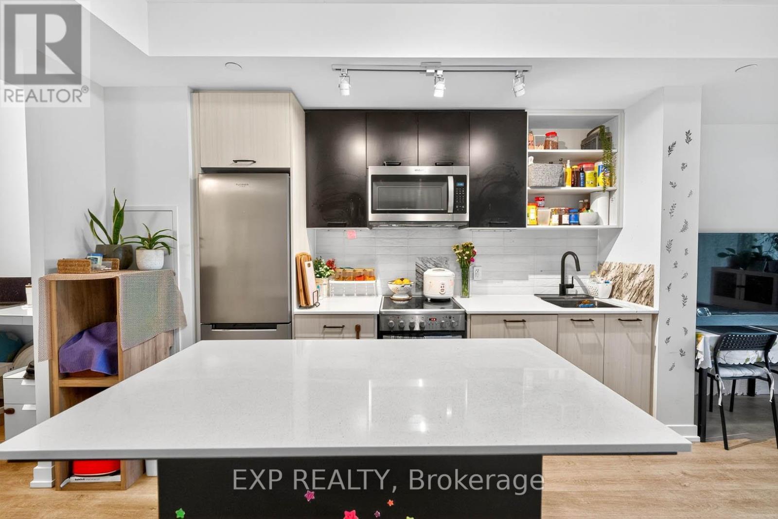 813 - 2300 St Clair Avenue W, Toronto, ON - Indoor Photo Showing Kitchen With Upgraded Kitchen