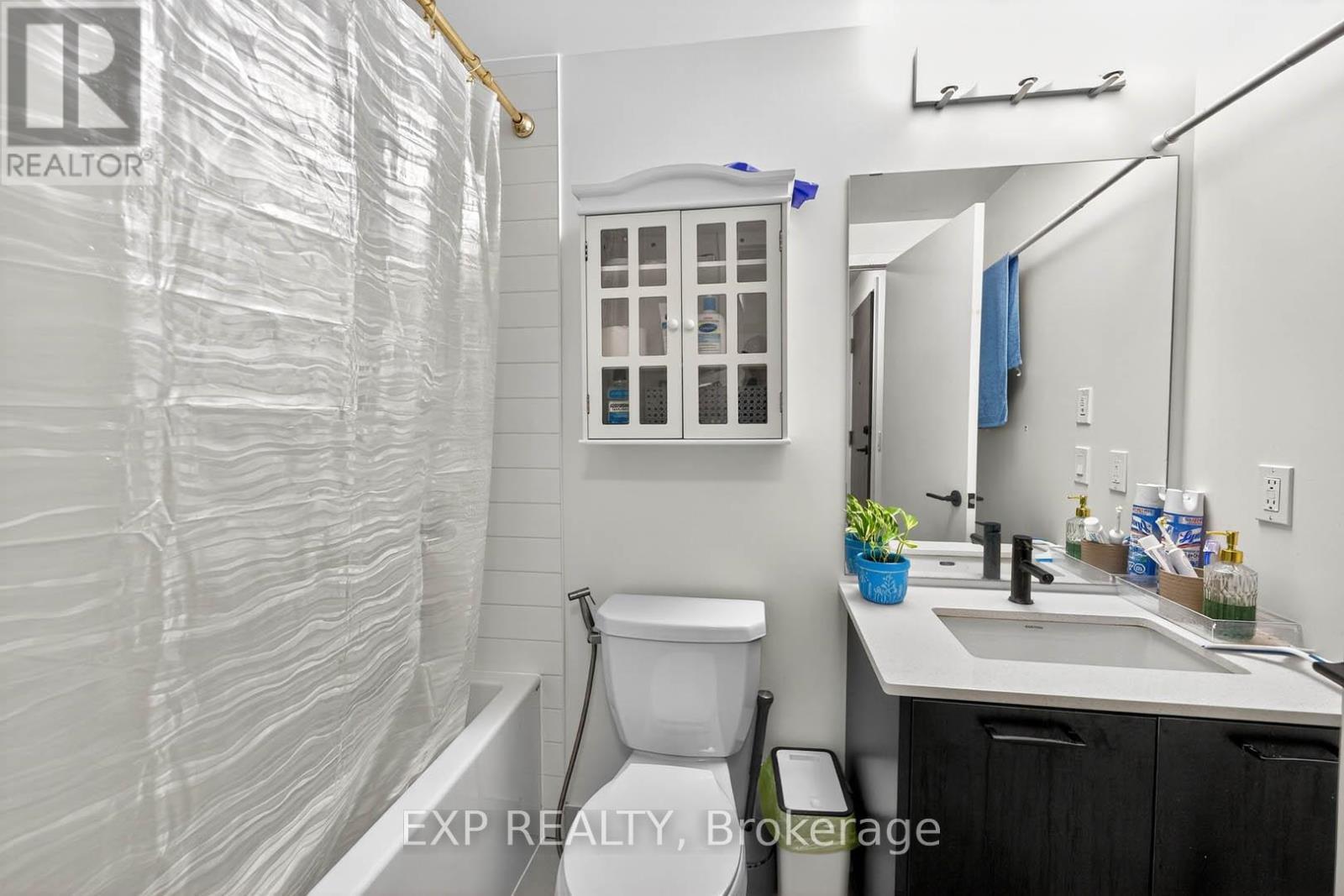 813 - 2300 St Clair Avenue W, Toronto, ON - Indoor Photo Showing Bathroom