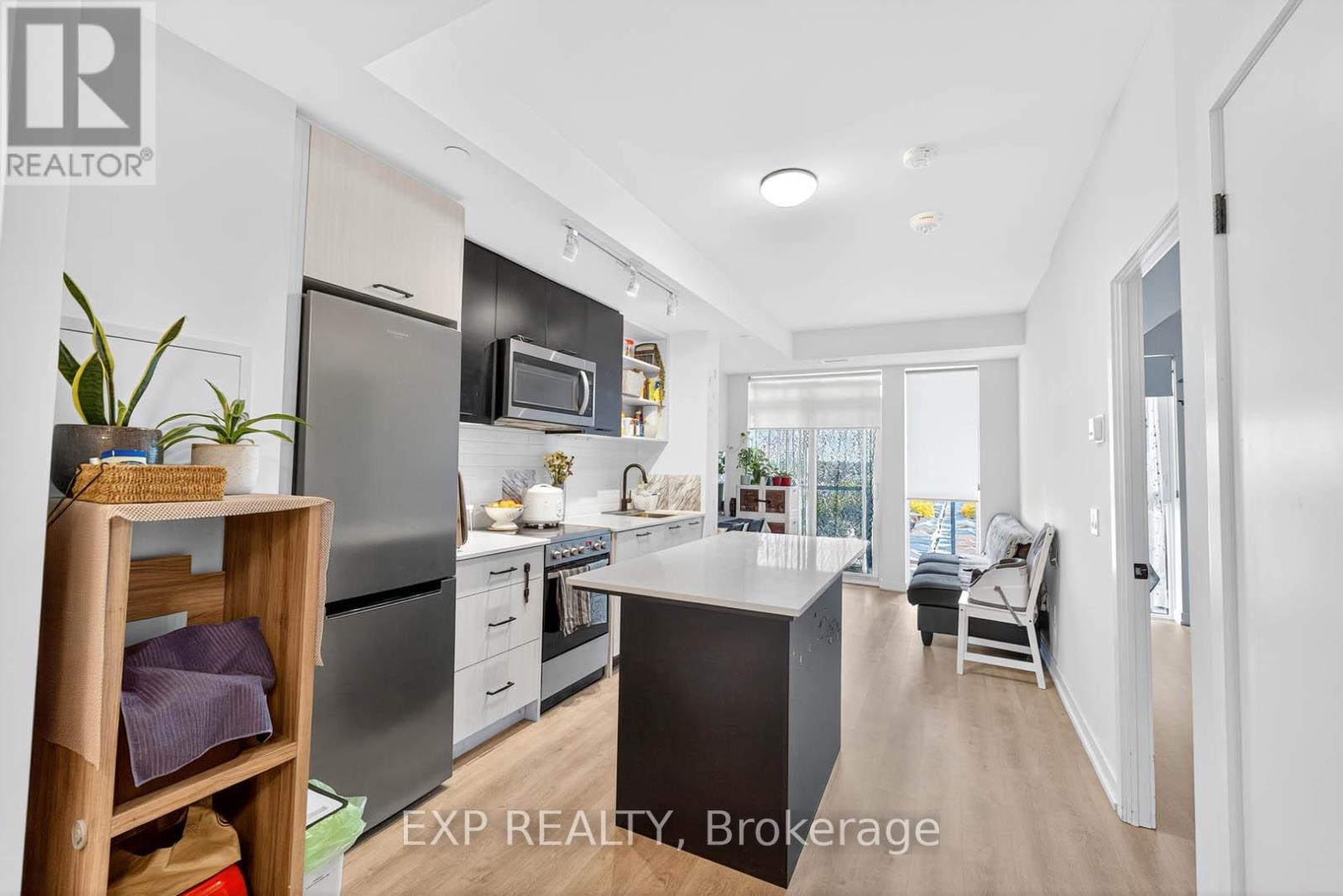 813 - 2300 St Clair Avenue W, Toronto, ON - Indoor Photo Showing Kitchen With Upgraded Kitchen