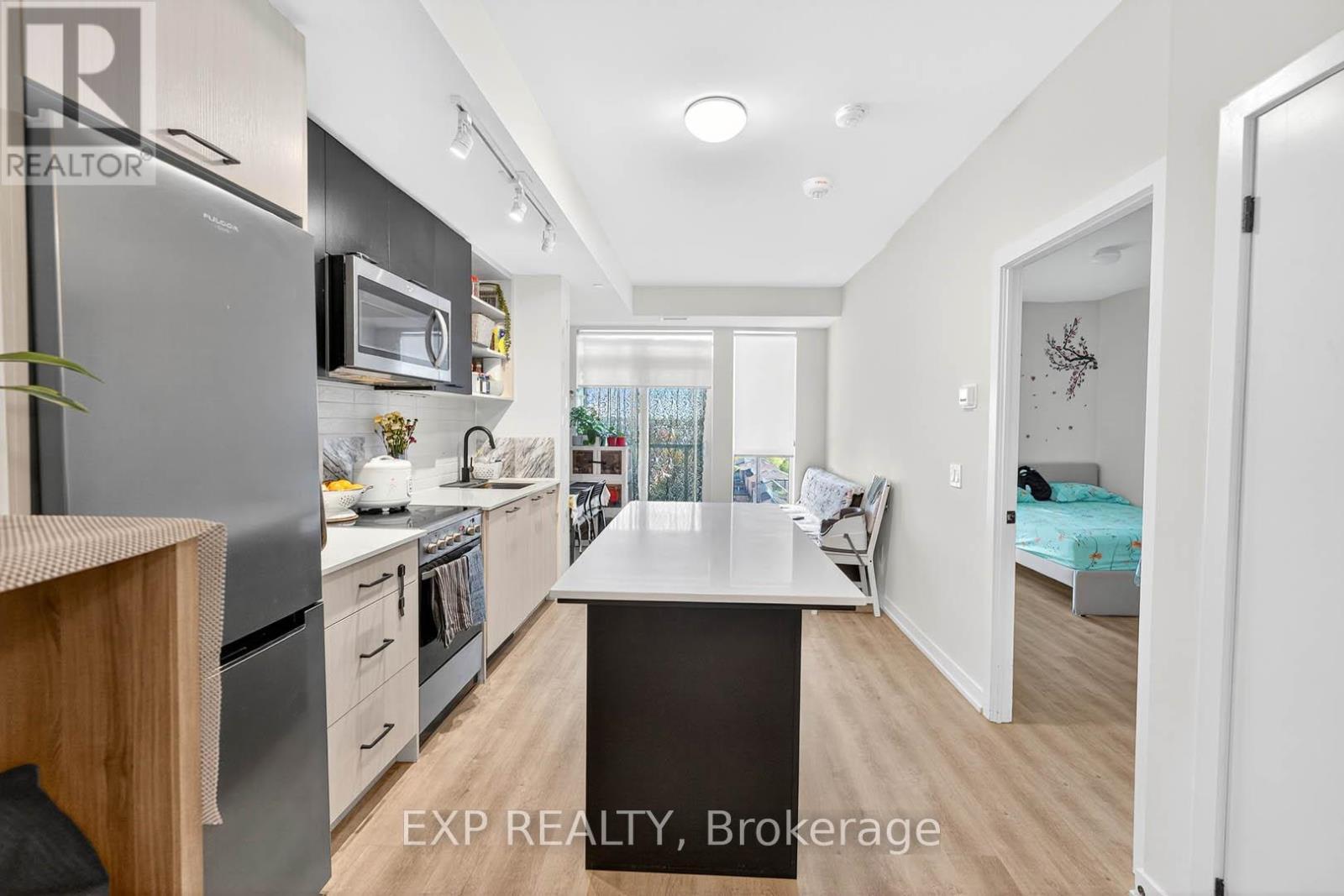 813 - 2300 St Clair Avenue W, Toronto, ON - Indoor Photo Showing Kitchen With Upgraded Kitchen