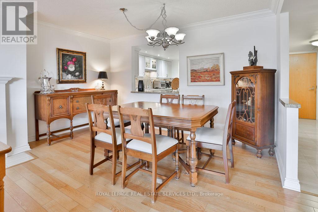 708 - 100 Lakeshore Road E, Oakville, ON - Indoor Photo Showing Dining Room