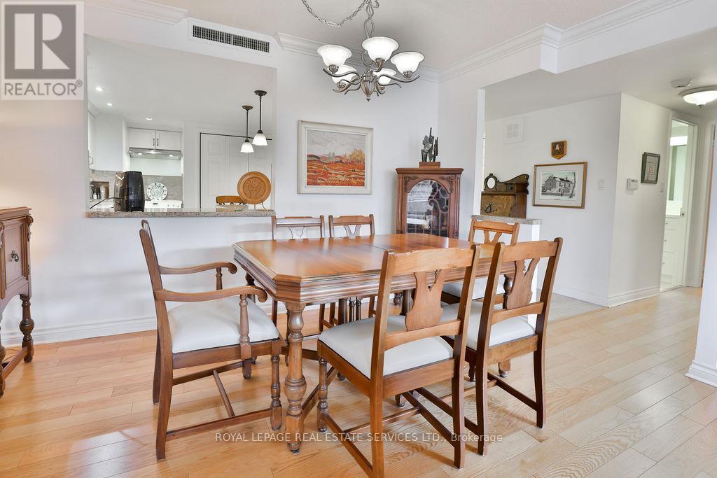 708 - 100 Lakeshore Road E, Oakville, ON - Indoor Photo Showing Dining Room